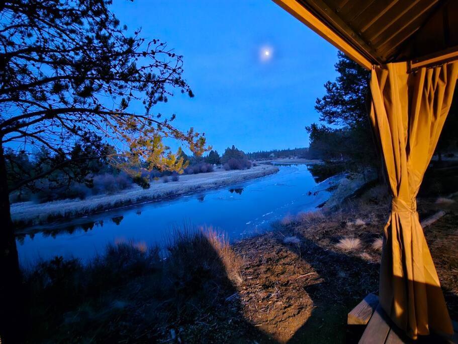 Beautiful Riverfront Near Mt Bachelor With Hot Tub Bend Kültér fotó