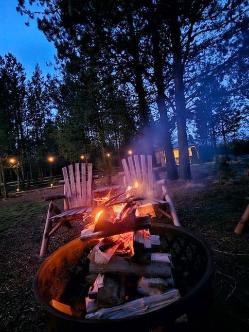 Beautiful Riverfront Near Mt Bachelor With Hot Tub Bend Kültér fotó