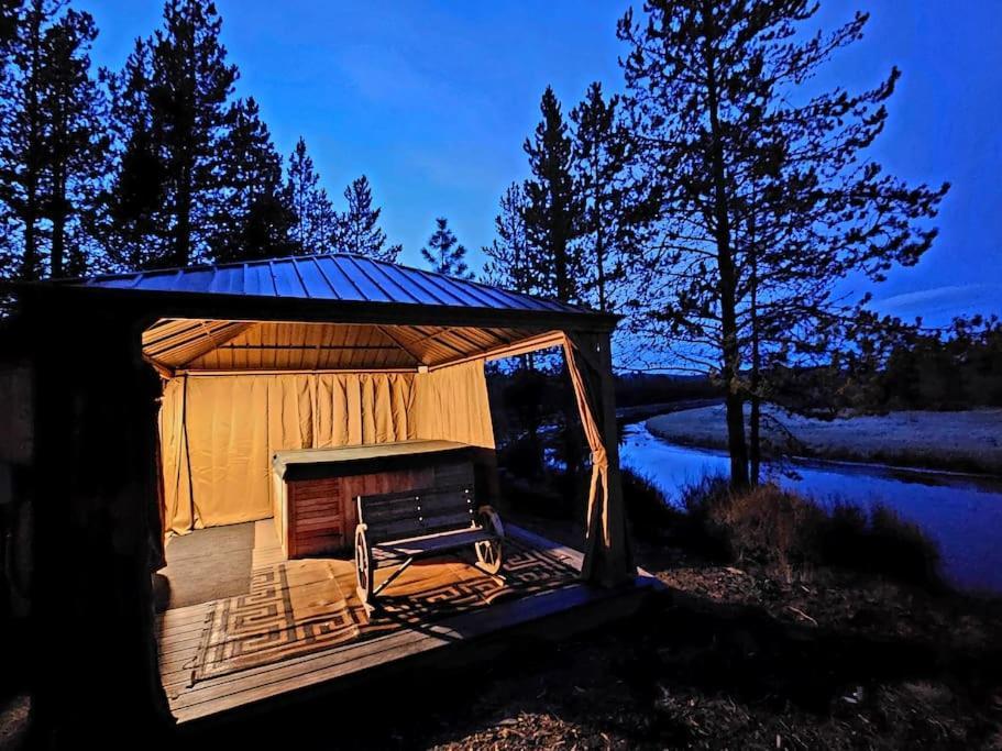 Beautiful Riverfront Near Mt Bachelor With Hot Tub Bend Kültér fotó